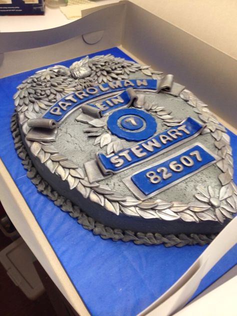 Police badge cake 2 Cop Cake Police, Law Enforcement Cake, Police Officer Cake, Cop Retirement Cake, Cop Cake Ideas, Police Officer Cake Ideas, Police Officer Retirement Cake, Police Retirement Cake Ideas, Police Academy Graduation Party Food