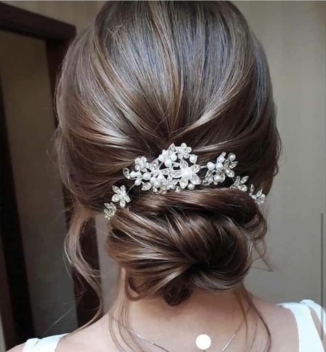 Debs Hairstyles, Sanggul Cepol, Simply Hairstyles, Bridesmade Hair, Bridesmaid Hair Medium, Bridal Hair Up, Cute Wedding Hairstyles, Wedding Hair Up, Hair Curling Tips