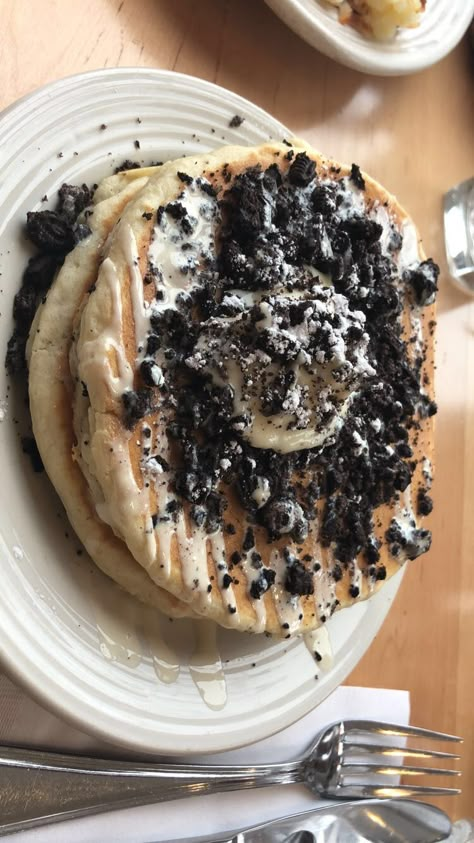 Oreo Pancakes Cookies And Cream Pancakes, Oreo Pancakes, Pancake Toppings, Oreo Dessert, Food Therapy, Yummy Comfort Food, Food Drinks Dessert, Food Obsession, Interesting Food Recipes