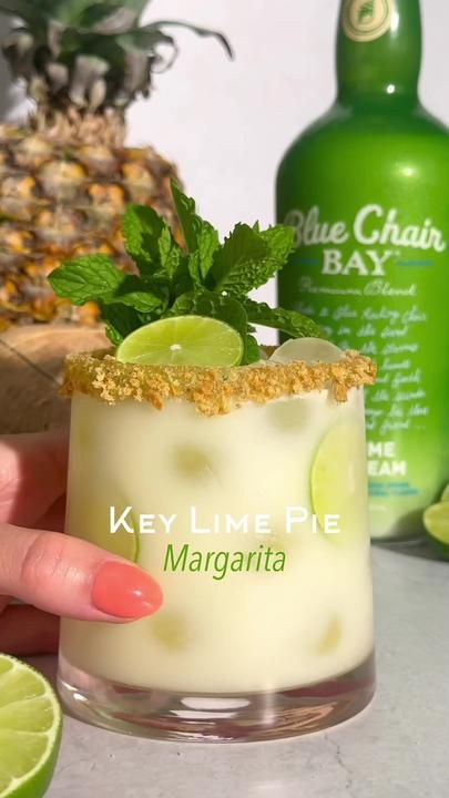 Texas Roadhouse Key Lime Margarita Recipe, Key Lime Pie Margarita Recipe, Coastal Key Lime Margarita Texas Roadhouse, Key Lime Pie Drink Alcohol, Key Lime Rum Drinks, Key Lime Pie Cocktail, Fun Tequila Drinks, Key Lime Drinks Cocktails, Key Lime Pie Margarita