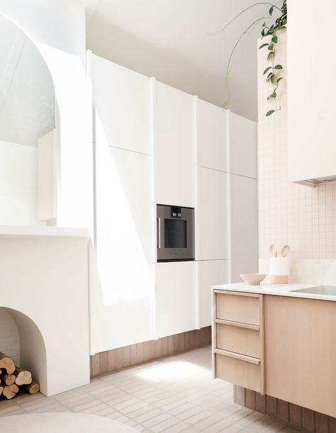 The kitchen and living space, peeking over to the master bedroom. Joinery wall conceals the pantry, oven, fridge and laundry.Photo – Eve Wilson, production – Lucy Feagins / The Design  Files. Tiny House Australia, Luxury Kitchen Ideas, North Melbourne, Kitchen Remodeling Ideas, Interiors Kitchen, Remodel Kitchen, Kitchen Interior Design, Interior Kitchen, Modern Kitchens