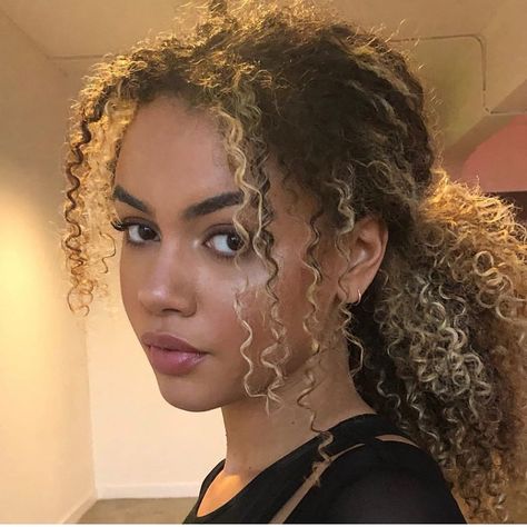 @oceanlewis Mixed Girl, Dyed Curly Hair, Mixed Curly Hair, Cute Curly Hairstyles, Curly Hair Inspiration, Curly Girl Hairstyles, Hair Crush, Favorite Hairstyles