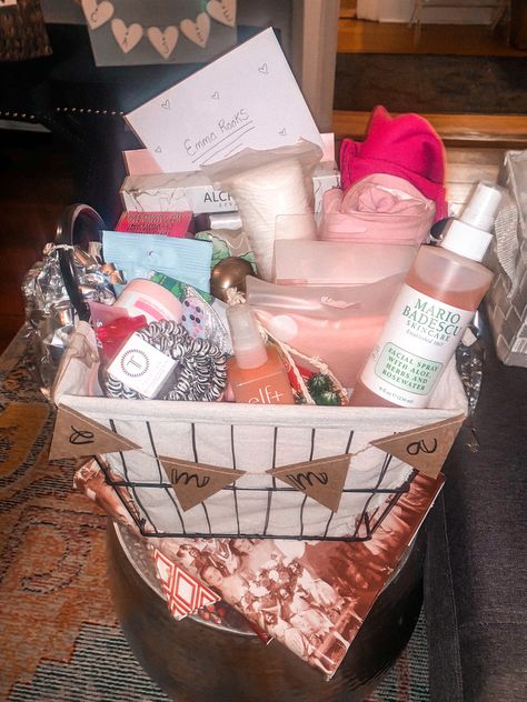 Gift Baskets For Birthdays, Cute Baskets For Friends, Bday Gift Basket Ideas, Diy Birthday Baskets, Aesthetic Gift Basket Ideas, Big Gift Basket Ideas, Sick Gift Basket, Christmas Gifts For Bsf, Big Little Gifts Basket