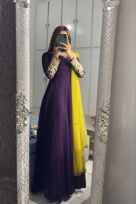 Suit Mirror Selfie, Pakistani Embroidery, Breakup Messages, Anarkali Tops, Combination Dresses, Pakistani Women Dresses, Bridal Dresses Pakistan, Pakistani Dresses Casual, Pakistani Fashion Party Wear