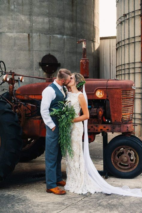 She thinks my tactor's sexy! #ashleyfarmweddings #farmwedding #bride #groom #weddingdress #rusticwedding #kiss #tractor #barnwedding #silos #outdoorwedding #wedding Farm Wedding Picture Ideas, Tractor Wedding Photos, Plaas Troue, Dairy Farm Wedding, Tractor Wedding, Farmer Wedding, Posing Couples, Country Wedding Photos, Wedding Shot List