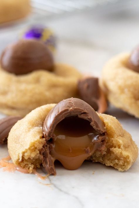 We've all seen Peanut Butter Blossom Cookies around the Christmas holidays, but today I present to you something better - Easter Egg Blossom Cookies. Specifically Creme eggs or Caramilk eggs for the most decadent Easter treat ever! I'm a caramel girl through and through but my husband is a Creme Egg lover, so for my cookies I did half Caramilk egg and half Creme egg. Unfortunately, once unwrapped the chocolates are virtually indistinguishable so it was luck of the draw as to whether yo… Gnocchi Recipes Homemade, Mini Eggs Cookies, Peanut Butter Blossom, Oatmeal Breakfast Bars, Making Easter Eggs, Peanut Butter Blossom Cookies, Blossom Cookies, Easter Cookie, Peanut Butter Blossoms