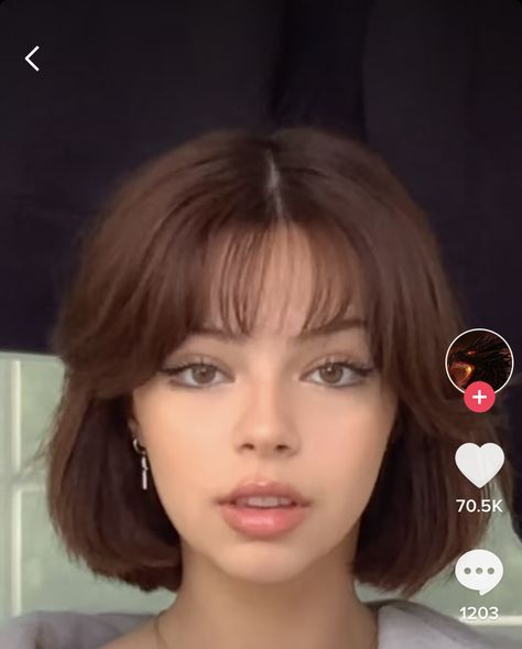 Short Hair Goals, Wispy Bangs Round Face, Bangs Round Face, Bobs For Round Faces, Layered Bob With Bangs, Bangs For Round Face, How To Cut Bangs, Chin Length Hair, Short Bangs