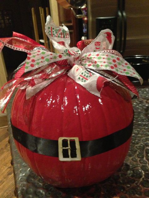 Pumpkin Painting Christmas Ideas, Santa Pumpkin Decorating, Pumpkin Christmas Painting Ideas, Painting Pumpkins For Christmas, Pumpkin Painting Ideas Christmas, Christmas Themed Pumpkins, Christmas Pumpkin Painting Ideas, Pumpkin Christmas Decor, Christmas Pumpkin Ideas