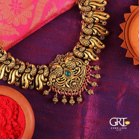 Grand Gold Necklace From GRT Jewellers. For more details please contact. Seller Name : GRT Jewellers Website : http://grtjewels.com/ Contact : 044 2346 1551 Facebook: https://www.facebook.com/grtjewels/ Related PostsGRT Jeweller’s Gold Antique Necklace DesignGold Ring Design From GRTDesigner Gold Necklace From GRTBeaded Necklace with Antique Pendant160 Grams Gold Neclace With Krishna PendantGold Antique Temple Necklace From … Grt Jewellers, Antique Necklace Gold, Temple Jewellery Earrings, Temple Jewelry Necklace, Gold Temple Jewellery, Antique Necklaces Design, Antique Gold Jewelry Indian, Antique Jewellery Designs, Gold Necklace Indian Bridal Jewelry