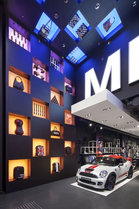 ways to display items in cases Car Showroom Design, Mini Store, Retail Inspiration, Store Interiors, Showroom Design, Exhibition Display, Retail Design Blog, Shop Ideas, Exhibition Stand