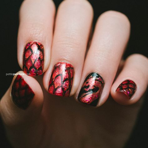 Fire and blood Game Of Thrones Nails Designs, Nail Fire Art Red, Nails Blood Design, Targaryen Nails, Game Of Thrones Nail Art, Red Dragon Nails, Red Dragon Nail Design, The Targaryens, Game Of Thrones House Targaryen