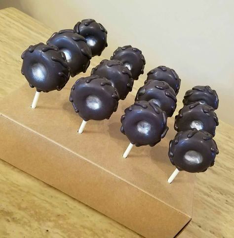 Tire cake pops Monster Truck Pretzel Rods, Blaze Monster Truck Cake Ideas, Monster Truck Sweet Table Ideas, Gear Shift Cake Pops, Dirt Bike Cake Pops, Grave Digger Cake Pops, Monster Jam Treat Table, Tire Cake Pops, Monster Jam Treats