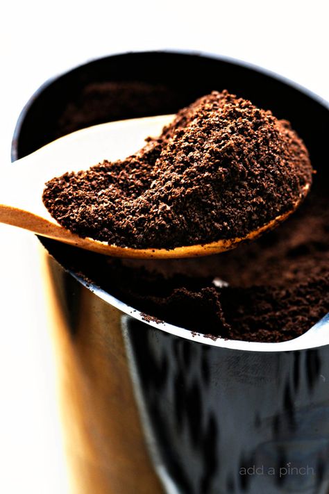 Espresso Power Recipe - Learn how to make your own espresso powder for baking! It is the secret ingredient of many professional bakers and now you can make it in your own home! // addapinch.com Espresso Powder Recipes, Italian Espresso Machine, Raw Coffee Beans, Nespresso Coffee Capsules, Espresso Machine Reviews, Cappuccino Maker, Italian Espresso, Cappuccino Machine, French Roast