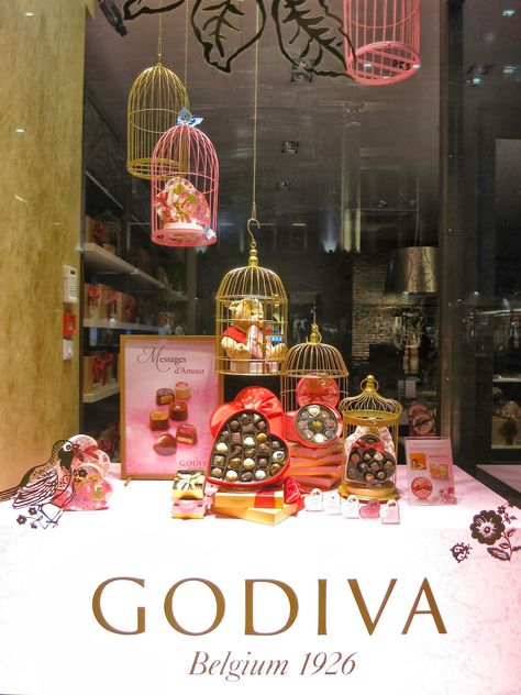 Godiva, london Candy Shop Window Display, Sweet Shop Window Display, Chocolate Shop Window Display, Bakery Window Display, Chocolate Store Design, Valentines Window Display, Chocolate Boutique, Chocolate Stores, Decoration Vitrine