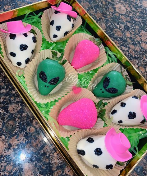 Alien Chocolate Covered Strawberries, Cowgirls Party Ideas, Space Cowgirl Food Ideas, Cosmic Cowgirl Birthday Party, Alien Strawberries, Space Cowboy Party Ideas, Space Cowgirl Cake Ideas, Space Cowgirl Party Ideas, Glow In The Dark Cowgirl Party