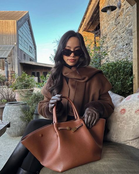 Ways I’ve been wearing chocolate brown 🤎🍂 the colour of the season 💁🏻‍♀️ . . Autumn outfits, autumn fashion, fall fashion, fall outfits, casual outfits, minimal style, autumn trends, outfit idea Coat Elegant, Cloak Coat, Brown Scarf, Collar Scarf, Brown Scarves, Chic Coat, 2024 Style, Fashion Trends Winter, Autumn 2024