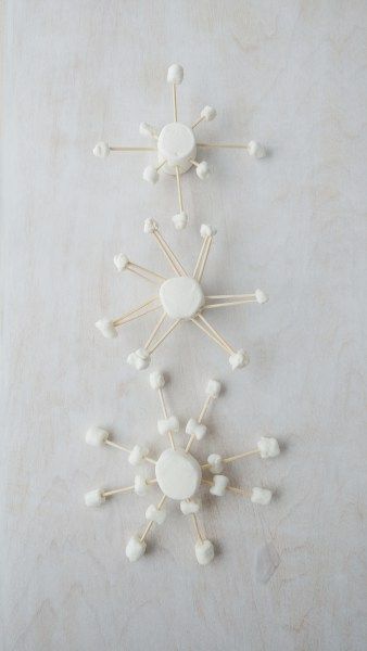 STEM Snowflakes - mini marshmallows and toothpicks Marshmallow Snowflakes, Toothpick Crafts, Book And Craft, Snowflake Bentley, Marshmallow Crafts, Beautiful Snow, Winter Preschool, Homeschool Learning, Mini Marshmallows