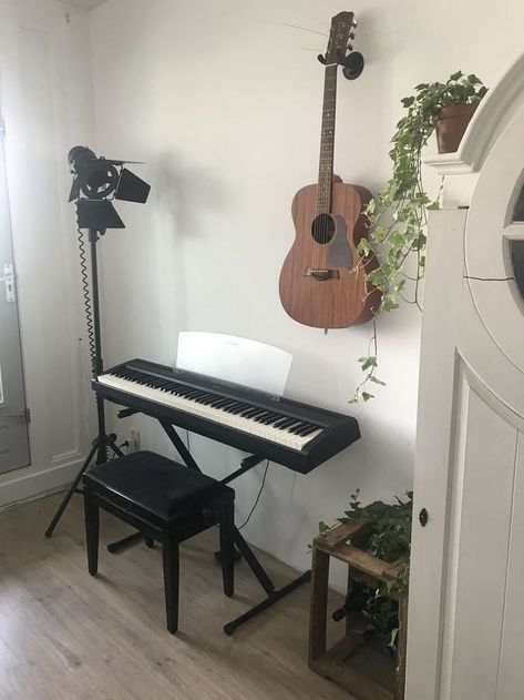 Keyboard Room Decor, Cheetah Girls Aesthetic, Music Room Design, Music Bedroom, Music Corner, Deco Studio, Music Room Decor, Piano Room, Redecorate Bedroom