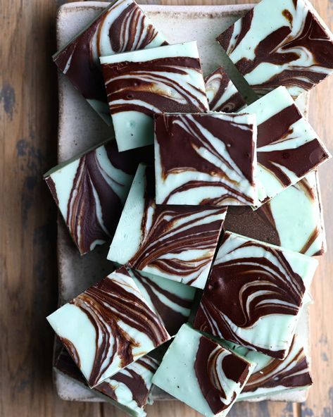 Easy Mint Chocolate Fudge Mint Chocolate Fudge Recipe, White Chocolate Peppermint Fudge, Chocolate Mint Fudge, Fudge Ideas, Mint Chocolate Fudge, Chocolate Peppermint Fudge, Family Gifts Ideas, Mint Chocolate Recipes, Chocolate Mints