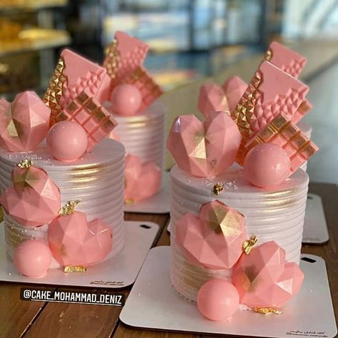 Elegant Mini Cakes, Valentine Mini Cakes, Valentines Dessert Box Ideas, Valentine Day Cake, Chocolate Covered Strawberries Bouquet, Mini Torte, Elegant Birthday Cakes, Simple Cake Designs, Chocolate Covered Treats