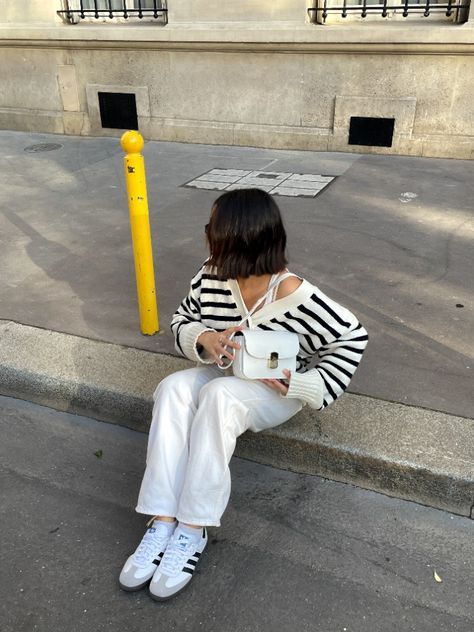 Autumn outfit with an oversized cardigan and adidas sambas White Samba Adidas Outfit, Stripe Cardigan Outfit, Samba Adidas Outfit, Adidas Samba Outfit, Samba Outfit, Adidas Sambas, White Jeans Outfit, Cardigan White, Adidas Outfit