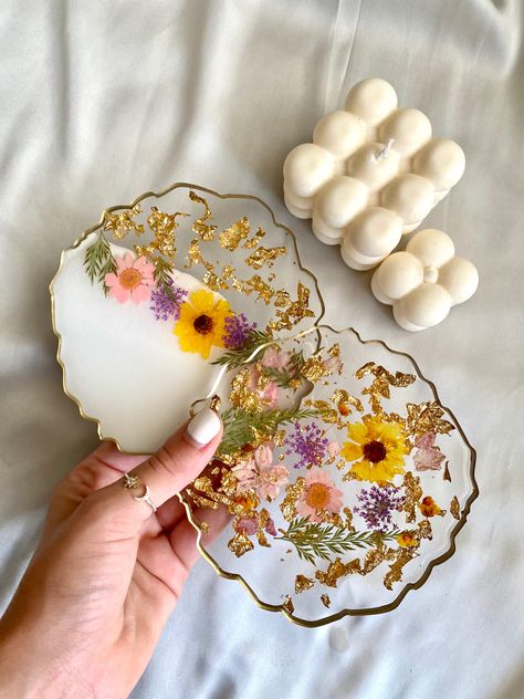 Coster Resin Ideas, Resin With Dried Flowers, Resin Coster, Resin Coasters Ideas Flowers, Resin Flower Coasters, Resin Coasters Flowers, Dried Flower Resin Coasters, Flower Resin Coaster, Pressed Flower Resin Tray