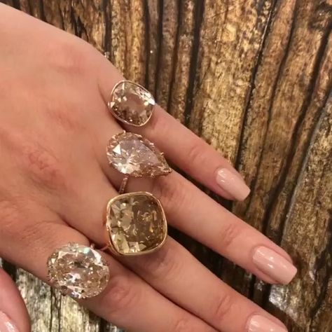 Lorraine Schwartz (@lorraineschwartz) • Fotos y videos de Instagram Lorraine Schwartz Jewelry, Lorraine Schwartz, All That Glitters Is Gold, Jewelry Tattoo, Classy Jewelry, Jewelry Lookbook, Funky Jewelry, Fancy Jewelry, Jewelry Inspo