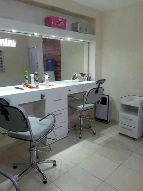 Beauty Parlour Mirror Design, Saloon Mirror Ideas, Beauty Parlor Room Ideas, Parlour Design Ideas, Beauty Parlour Interior Design Ideas, Ladies Beauty Parlour Interior Design, Makeup Shop Design Interior, Ladies Salon Interior Design, Beauty Parlor Interior