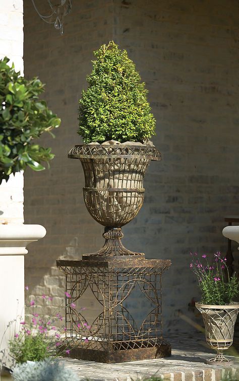 Country Decor Ideas, Diy French Country Decor, French Country Garden Decor, Country Garden Decor, French Country Garden, French Country Decor, Garden Urns, Urn Planters, Garden Containers