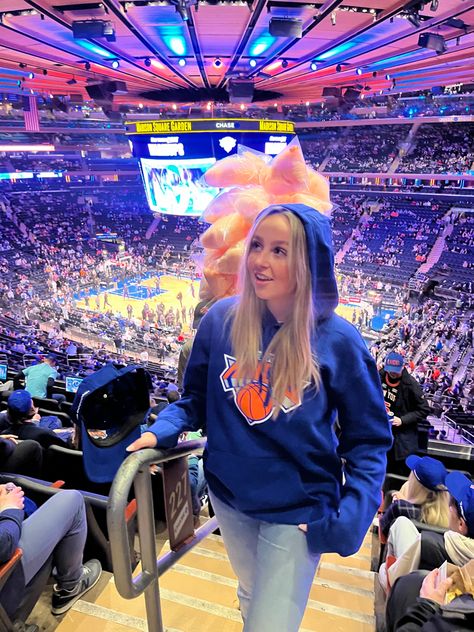 New york knicks basketball game cute Knicks Outfit Women, Basketball Outfit For Women Game, New York Knicks Outfit, Knicks Game Outfit Women, Knicks Outfit, Knicks Game, Game Cute, Knicks Basketball, Game Aesthetic