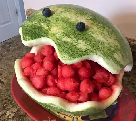 party food watermelon Watermelon Fish, Watermelon Ideas, Sea Party Food, Joy Birthday, Party Watermelon, Mermaid Birthday Party Food, Mermaid Party Food, Carved Fruit, Lila Party