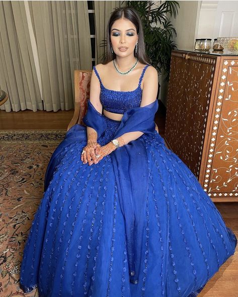 Jewellery With Blue Lehenga, Blue Sangeet Outfit, Blue Lehenga Makeup Looks, Electric Blue Lehenga, Electric Blue Saree, Royal Blue Indian Outfit, Modern Lehangas, Lehnga Ideas, Shadi Ideas