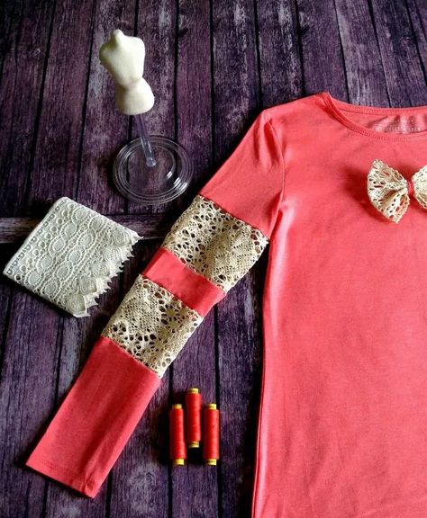 Long Sleeve Shirt Diy, Diy Lace Shirt, Shirt Upcycle Diy, T Shirt Refashion, T Shirt Reconstruction, Umgestaltete Shirts, Shirt Makeover, Hot Topic Clothes, Cut Up Shirts