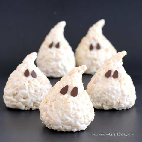 Turn white chocolate Rice Krispie treats into adorably cute ghosts for Halloween. These marshmallow cereal treats are easy to make using just five ingredients. Marshmellow Ghost Treats, Rice Crispy Pumpkin Treats, Rice Crispy Eyeballs, Rice Krispie Treat Halloween Ideas, Pumpkin Patch Desserts, Cute Halloween Rice Krispy Treats, Halloween Food Ideas Rice Krispies, Halloween Food Pumpkin, Homemade Halloween Rice Crispy Treats