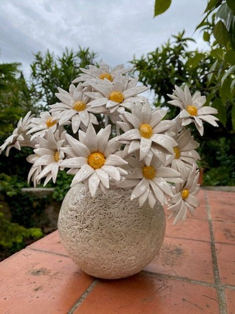 Ceramic Margarita | Etsy Daisy Pottery, Glazing Inspiration, Ceramic Daisy, Ceramic Garden, Gerber Daisies, Flower Ideas, Clay Flowers, Single Flower, Ceramic Flowers