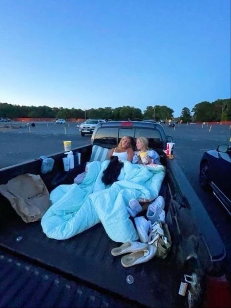 Summer Bucket List Pictures, Dream Summer Friends, Teenage Dream Summer, Teenage Summer Aesthetic, Summer Teenage Dream, Summer Fun Aesthetic, Summer Ideas For Teenagers, Vsco Sleepover, Fun Summer Aesthetic