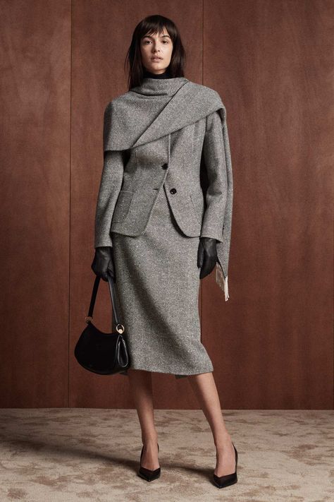 Kiton Fall 2024 Ready-to-Wear Runway, Fashion Show & Collection Review [PHOTOS] Office Suit For Women, Macrame Projects For Beginners, Milan Runway, Diy Macrame Projects, Easy Diy Macrame, Mood 2024, Macrame For Beginners, Winter Office, Office Suit