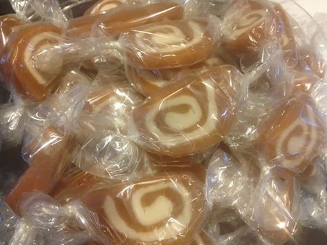 Want to wow your friends with these delicious caramel cremes?  Get the tutorial and recipe here. Carmel Recipe, Homemade Caramel Candy, Creme Recipe, Carmel Candy, Caramel Candies Recipe, Homemade Caramel Recipes, Homemade Caramels, Buckeyes Recipe, Caramel Recipe