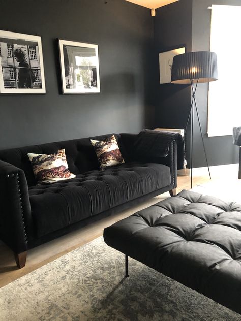 Farrow and Ball black walls. Black velvet sofa. Boho livingroom Black Sitting Room, Farrow And Ball Black, Black Velvet Couch, Black Sectional Living Room, Black Sofa Decor, Velvet Couch Living Room, White Living Room Set, Modern Living Room Black, Black Sofa Living Room Decor