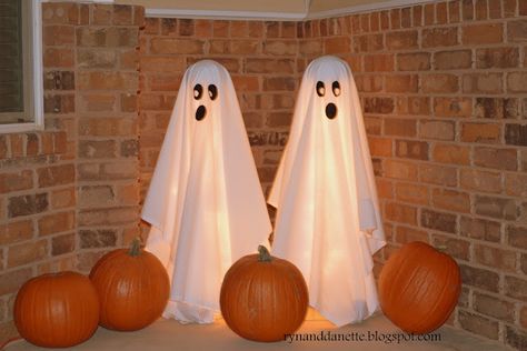 Tomato Cage Ghost, Diy Tomato Cage, Tomato Cage Crafts, Halloween Diy Outdoor, Halloween Ghost Decorations, Ghost Diy, Halloween Decorations Diy Outdoor, Diy Halloween Decor, Adornos Halloween