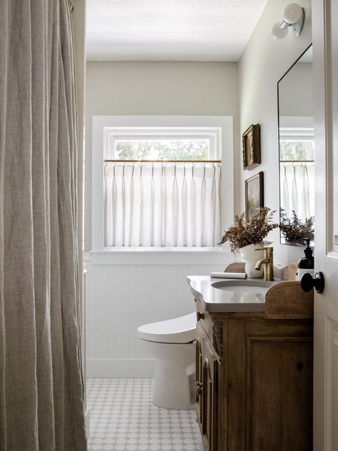 Cream Farmhouse Bathroom, Guest Bath Design Ideas, Guest Bath Update, Devol Bathrooms, Organic Traditional Bathroom, Inside Mount Cafe Curtain Rod, Small Bathroom Traditional, Simple Vintage Bathroom, Traditional Cottage Bathroom