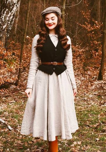 Vintage Looks Fashion, 1800s Southern Fashion, Cottagecore Corset Dress, Cottage Princess Aesthetic, Vest With Dress Outfit, Main Character Outfit Ideas, Vintage Winter Dresses, Elegant Vintage Outfits, Little Women Outfit