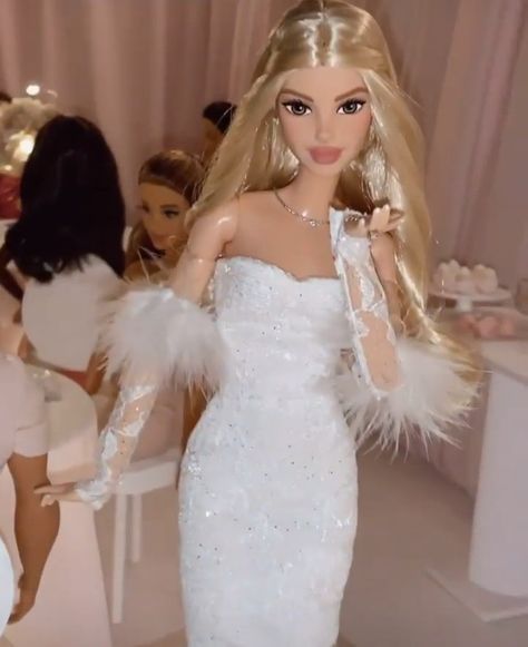 Pretty Barbies Dolls Pictures, Barbie Office Outfit, Chanel Oberlin Barbie, Barbie Aesthetic Doll, Barbie With Brown Hair, Barbie Doll Wedding Dresses, Barbie Doll Aesthetic, Chanel Barbie, Barbie Chelsea Doll