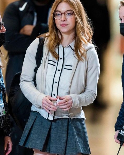 Julia Carpenter, Madame Web, Slim Fit Hoodie, Brown Trench Coat, Off White Jacket, Grand Central Station, Sydney Sweeney, Grand Central, Spider Woman