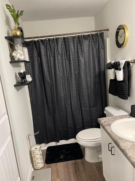 Black Shower Curtain Bathroom, Baddie Rooms, Decorations For Apartment, Small Flat Ideas, Small Bathroom Plans, Apartment Fever, Dark Contemporary, Restroom Ideas, Cool Room Ideas