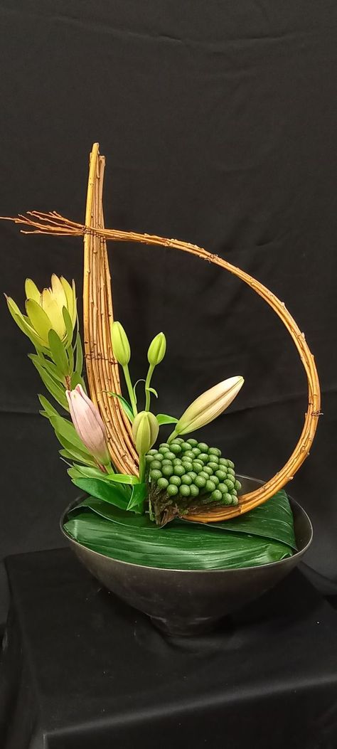 Lemon Flower Arrangements, Montage Floral, Design Floral Moderne, Arreglos Ikebana, Atelier Art, Ikebana Arrangements, Floral Art Design, Creative Flower Arrangements, Silk Flower Arrangements