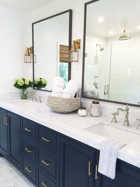 Modern navy and marble bathroom decor: http://www.stylemepretty.com/living/2017/04/03/tour-a-modern-coastal-home-in-california/ Photography: Jeanne Stewart - http://www.jeannestewartphoto.com/ Makeover Kamar Mandi, Navy Blue Bathrooms, Modern Coastal Home, Bad Inspiration, Blue Cabinets, Boys Bathroom, Bathroom Trends, Marble Bathroom, Bathroom Renos