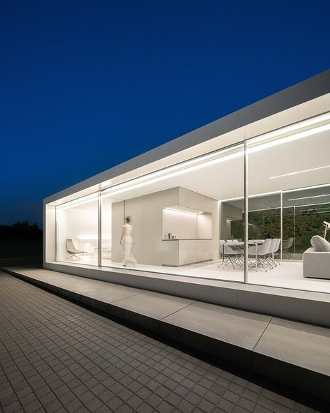 Simple Minimalist House, Movable House, Minimalist House, 3d House, Minimalist House Design, House On Wheels, Glass House, Modern House Exterior, Detached House