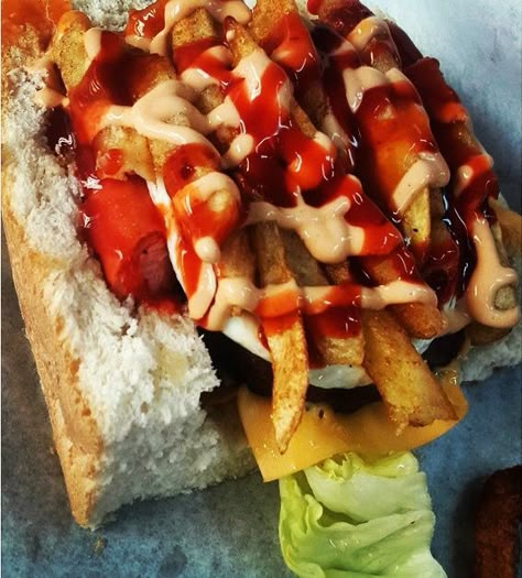 Sphatlho or Kota - the best of South African street food! Kota South African Food, Bunny Chow South African Kota, South African Foods, Kota Recipes, South African Traditional Food, South African Snacks, Food South Africa, South African Street Food, South African Aesthetic