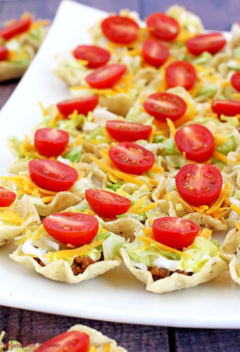 beautiful appetizers, cheddar cheese, Cinco de Mayo, decor appetizer, delicious appetizers, holiday food, kids aproved, kids love it, lettuce, mini cherry tomatoes, mini tacos, Taco Bites Appetizers Taco Bites Appetizers, Beautiful Appetizers, Mini Aperitivos, Taco Bites, Mini Appetizers, Mini Tacos, Appetizers Easy Finger Food, Appetizer Bites, Finger Food Appetizers